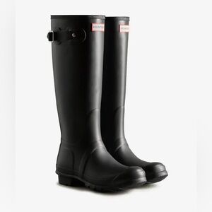 HUNTER Tall Matte Boots & Socks, Black, Size 8 Women, Have Wear on Buckle/Scuffs